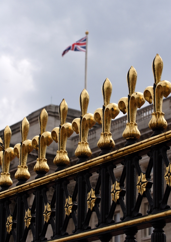 The gates at Buckingham palace