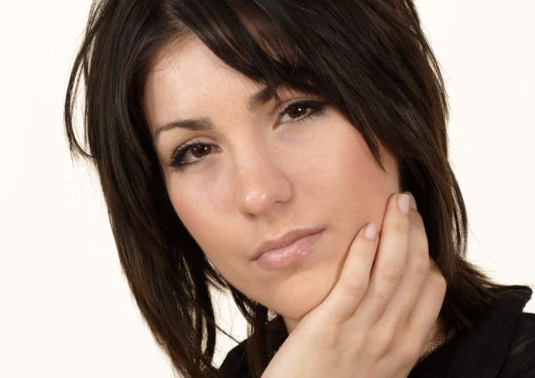 Pretty brunette girl looking at camera in a thoughtful way