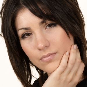 Pretty brunette girl looking at camera in a thoughtful way