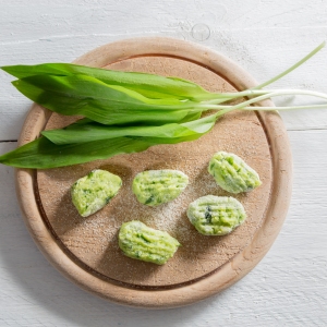 Gnocchi with wild garlic is Prepared.