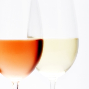 Two wine glasses, one rosé, one white