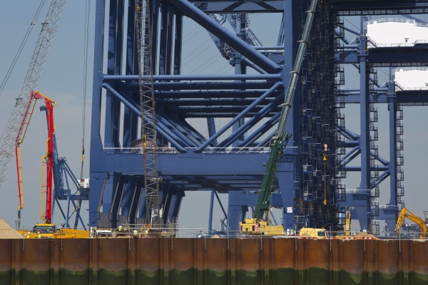 Giant dockside cranes for unloading containers