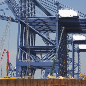 Giant dockside cranes for unloading containers