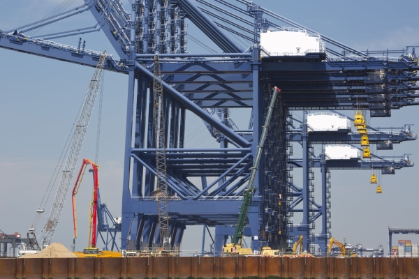 Giant dockside cranes for unloading containers