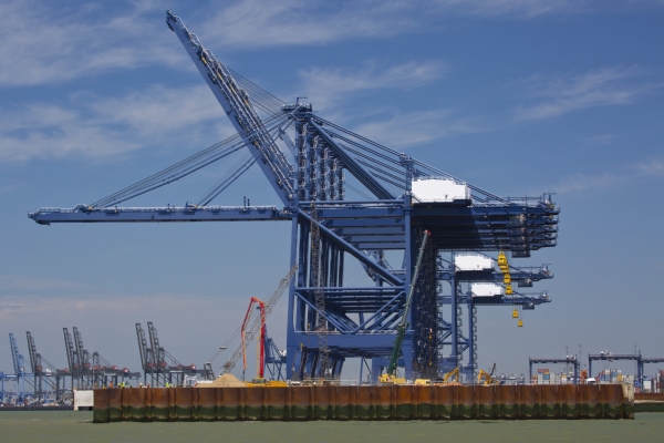 Giant dockside cranes for unloading containers